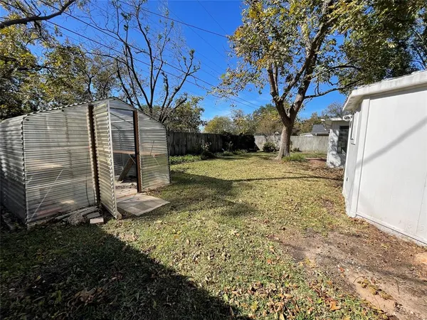 a view of a house with backyard