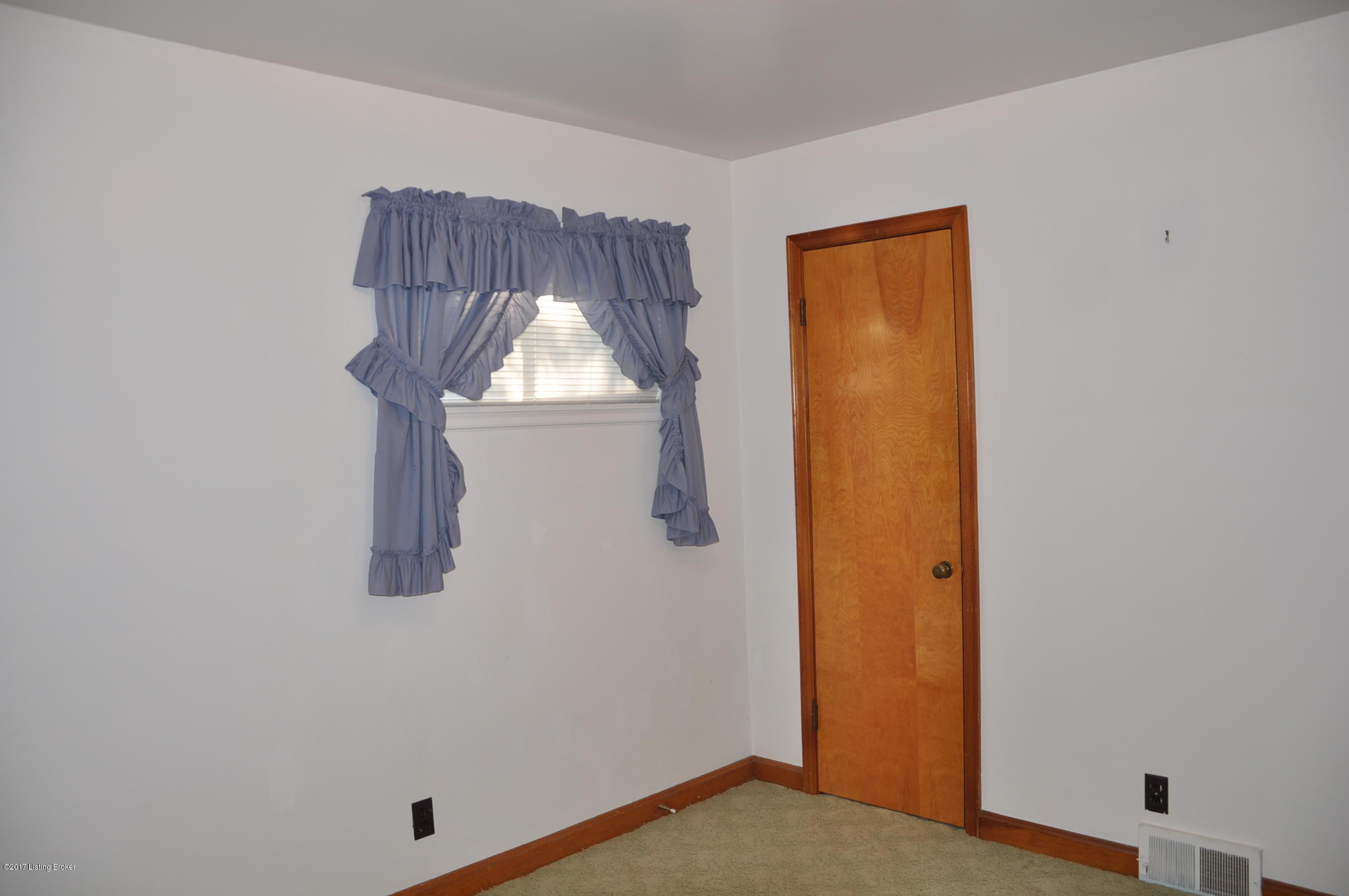 4002 Valley Station Road Louisville, KY 40272 - Photo 11 of 44 Bedroom 3 alternate view