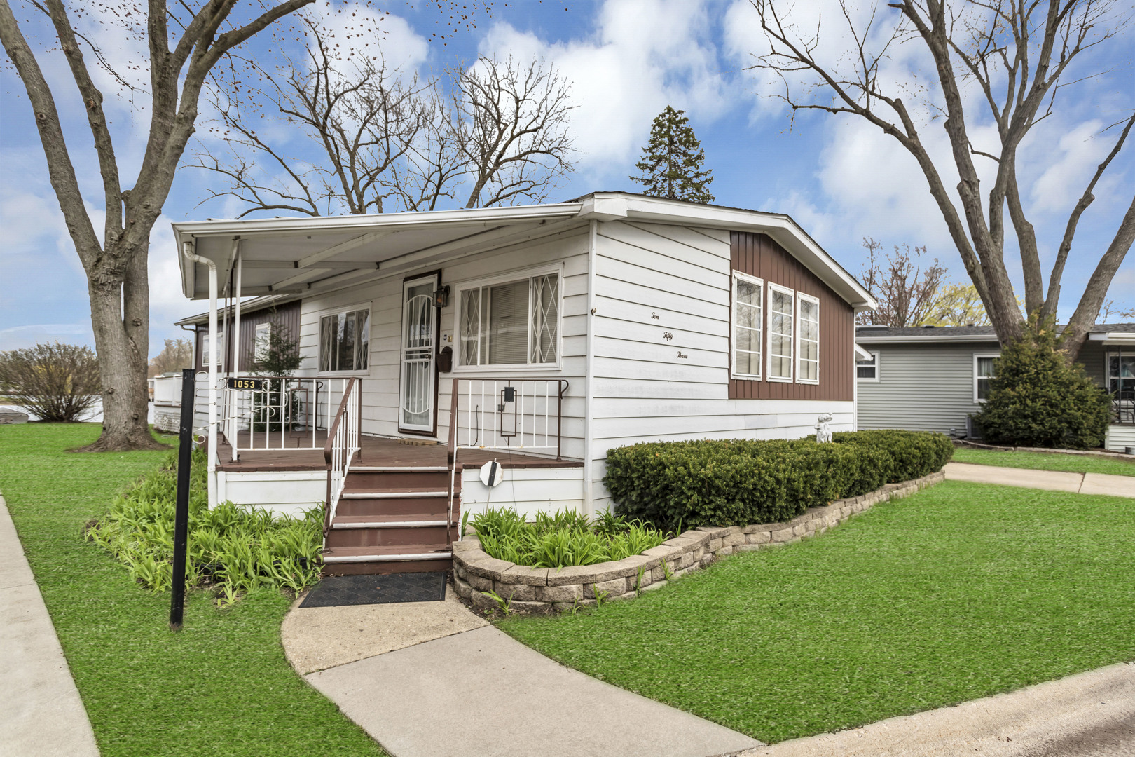 1053 Lakeview Road Elgin, IL 60123 - Photo 3 of 33