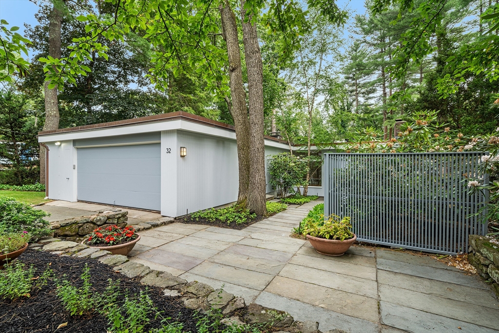 32 Moon Hill Road Lexington, MA 02421 - Photo 28 of 34 a front view of a house with garden