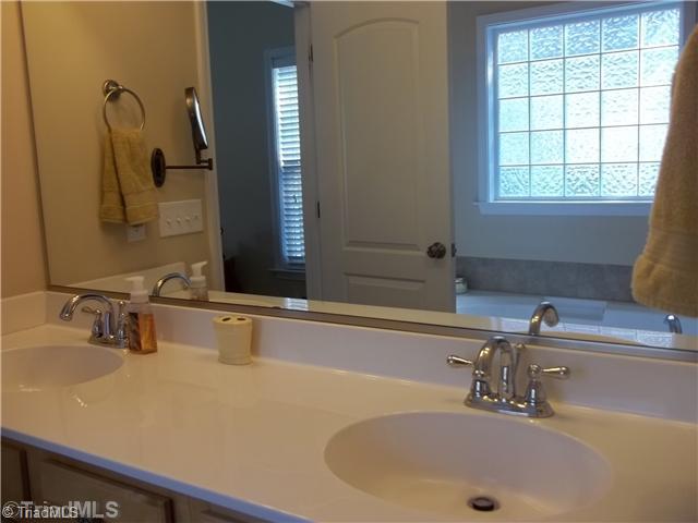 734 Barrocliff Road Clemmons, NC 27012 - Photo 10 of 16 Master Bath/Spa.