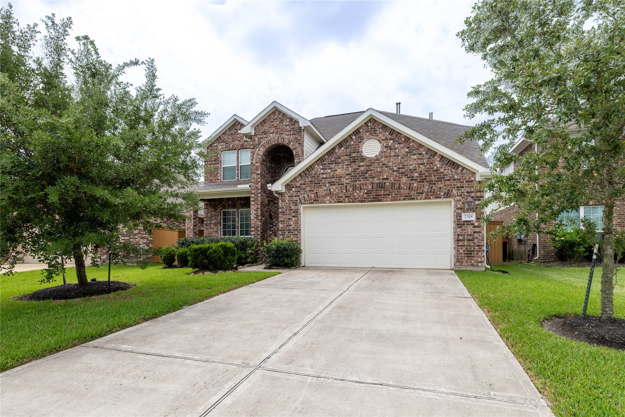Front of home with 2 car garage and 4 extra spaces.