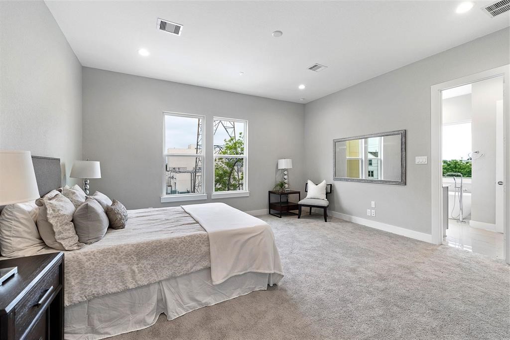 8411 Hempstead Road, Unit F Houston, TX 77008 - Photo 15 of 25 a spacious bedroom with a bed and a window