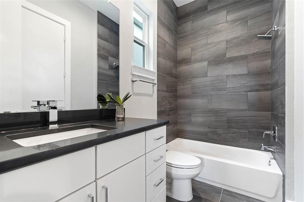 8411 Hempstead Road, Unit F Houston, TX 77008 - Photo 21 of 25 a bathroom with a sink a toilet and bathtub