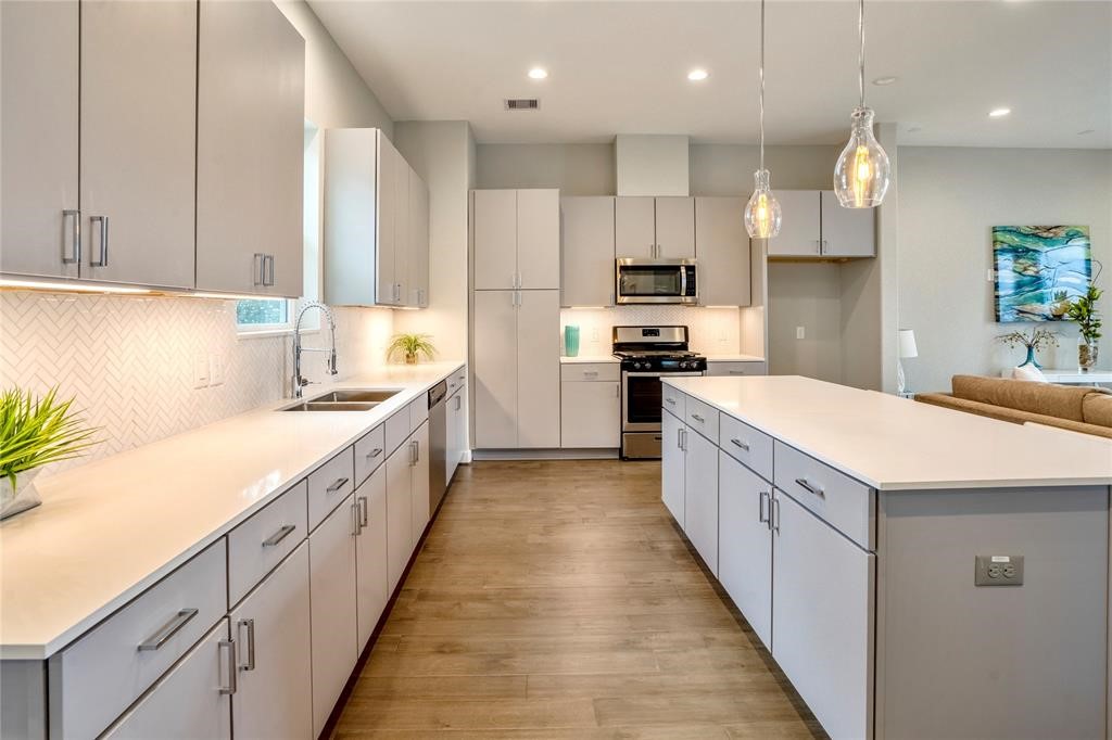 8411 Hempstead Road, Unit F Houston, TX 77008 - Photo 4 of 25 a large kitchen with kitchen island granite countertop a sink and cabinets