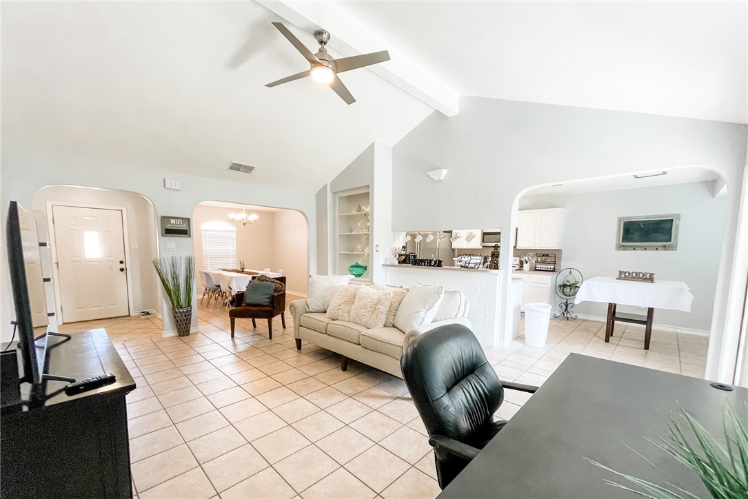 13901 Lighthouse Drive Corpus Christi, TX 78418 - Photo 11 of 38 a living room with furniture