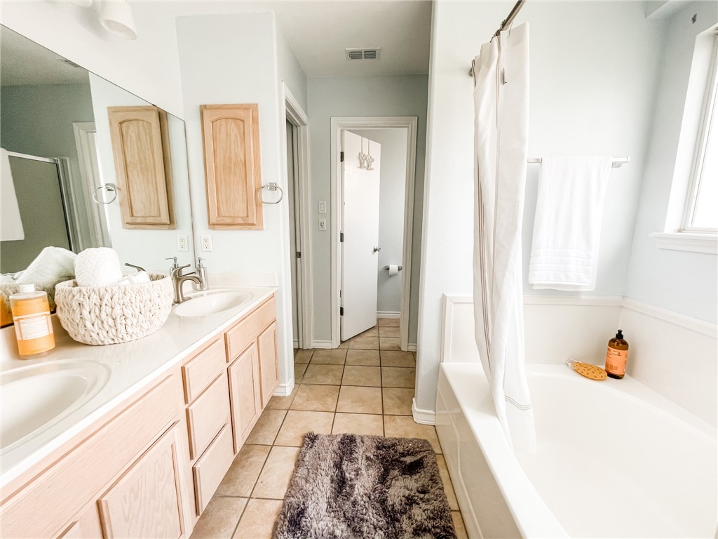 13901 Lighthouse Drive Corpus Christi, TX 78418 - Photo 26 of 38 a bathroom with a tub sink and mirror