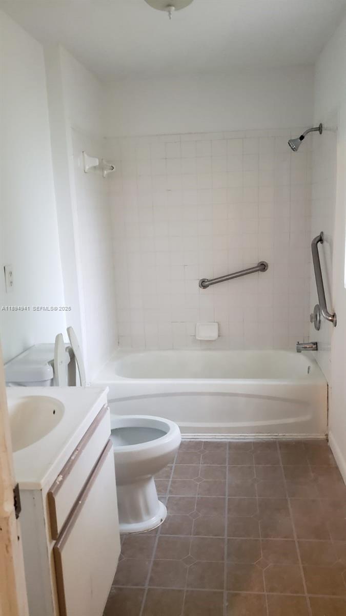 1517 Logan Street Jacksonville, FL 32209 - Photo 17 of 30 a bathroom with a sink a toilet and a bathtub