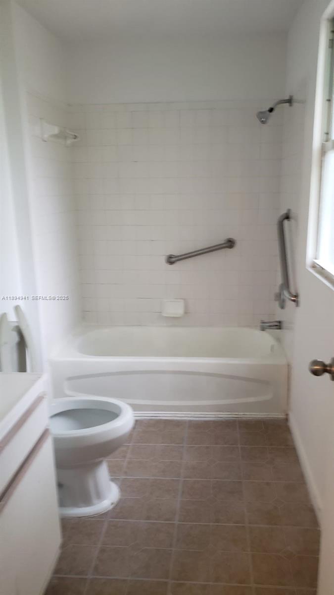 1517 Logan Street Jacksonville, FL 32209 - Photo 6 of 30 a bathroom with a toilet and a bathtub
