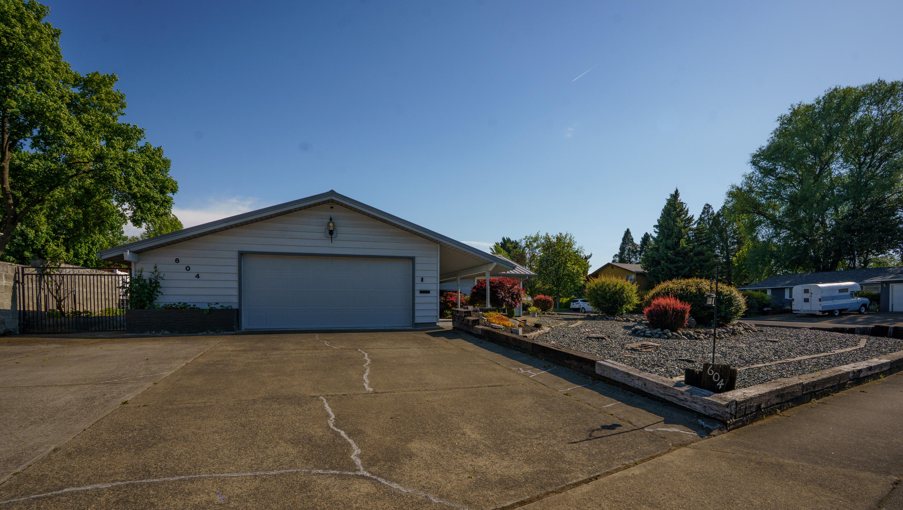 604 Hemlock Avenue Central Point, OR 97502 - Photo 3 of 26