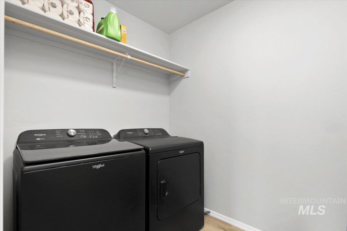 13520 Farwell Street Caldwell, ID 83607 - Photo 15 of 26 Laundry area with baseboards and washing machine and dryer