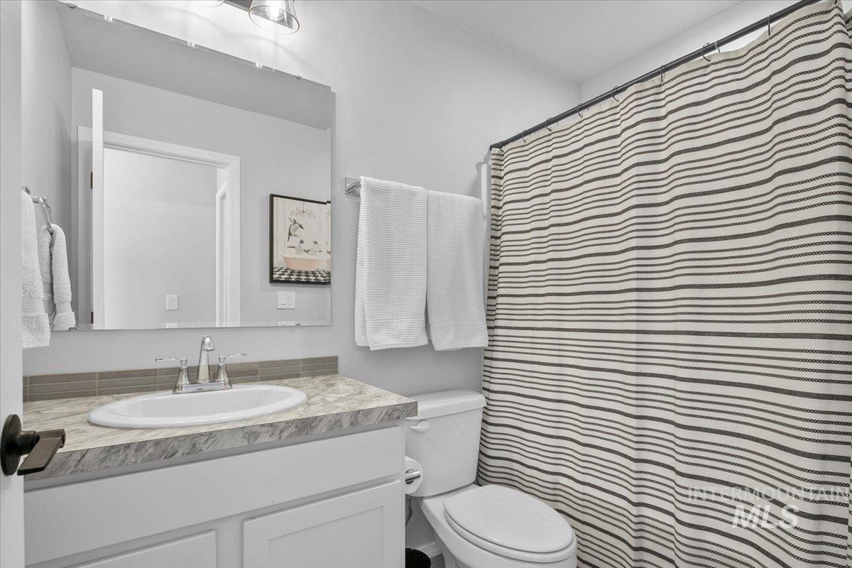 13520 Farwell Street Caldwell, ID 83607 - Photo 16 of 26 Full bath with curtained shower and vanity