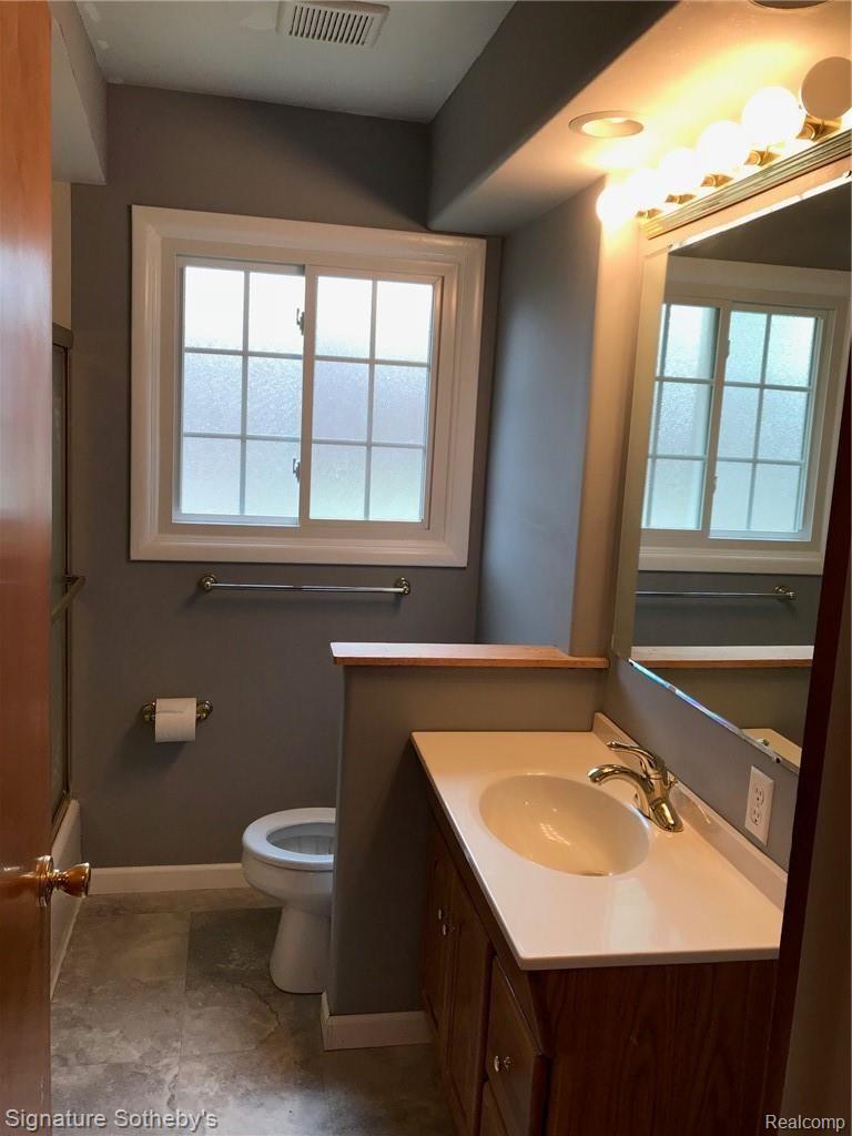 28512 Quail Hollow Road Farmington, MI 48331 - Photo 17 of 28 IMG_3396.jpg