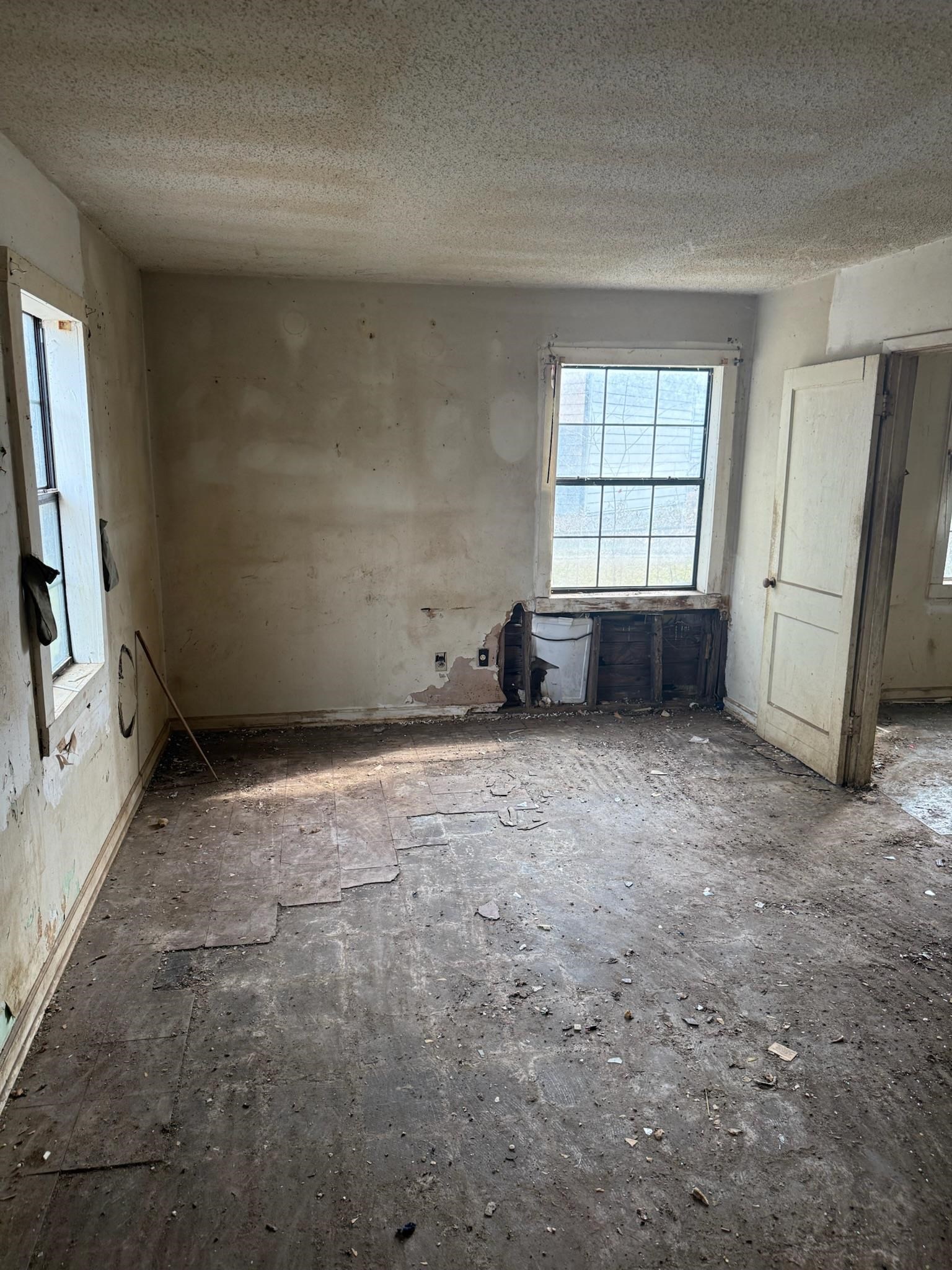 427 West Brooks Road Memphis, TN 38109 - Photo 4 of 9 an empty room with windows