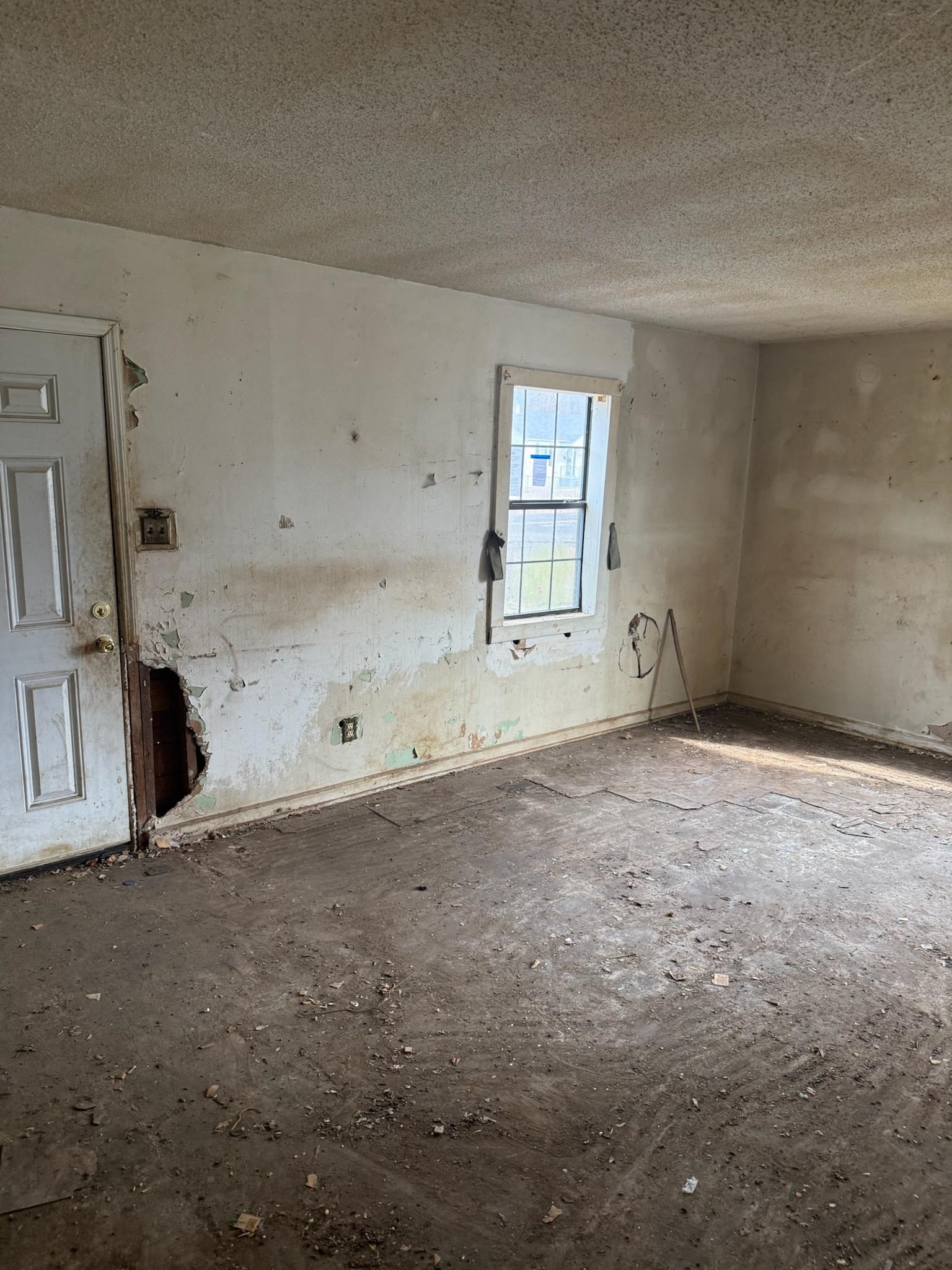 427 West Brooks Road Memphis, TN 38109 - Photo 5 of 9 en empty room with windows