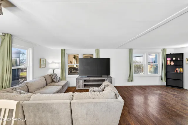 $300,000 | 487 Hanson Loop, Burbank, WA 99323