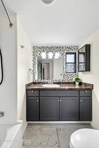 $300,000 | 487 Hanson Loop, Burbank, WA 99323