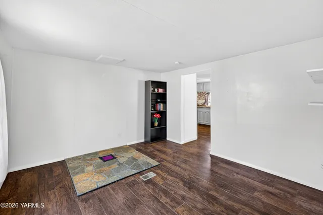 $300,000 | 487 Hanson Loop, Burbank, WA 99323