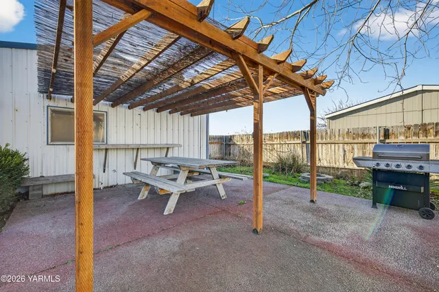 $300,000 | 487 Hanson Loop, Burbank, WA 99323