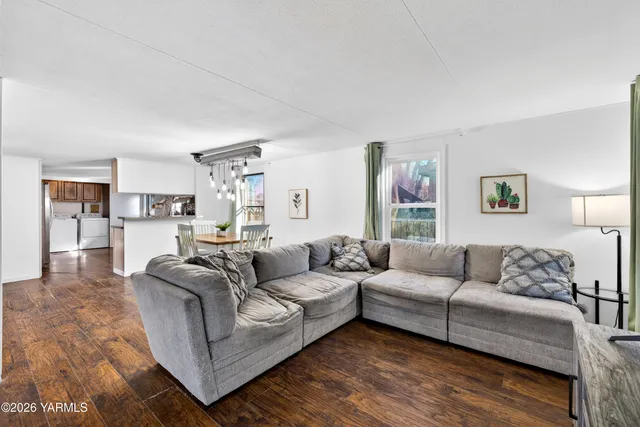 $300,000 | 487 Hanson Loop, Burbank, WA 99323