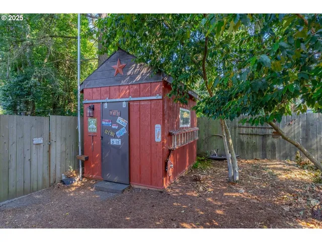 a view of a back yard of the house