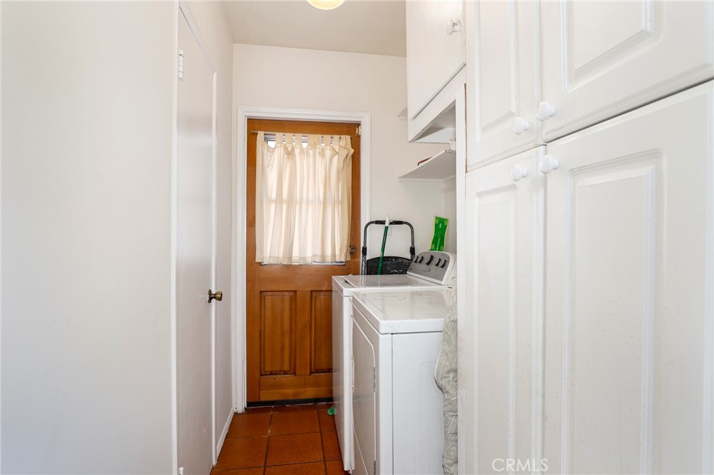 576 East Columbia Avenue Pomona, CA 91767 - Photo 14 of 27 a utility room with dryer and washer