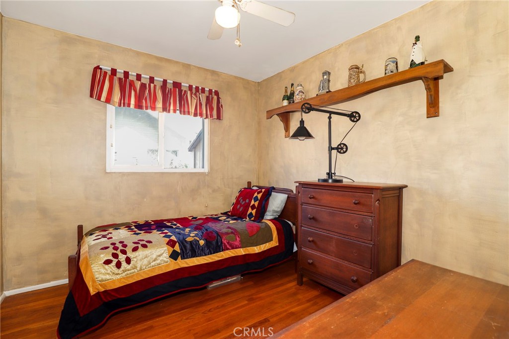 576 East Columbia Avenue Pomona, CA 91767 - Photo 18 of 27 a bed room with a bed and a dresser