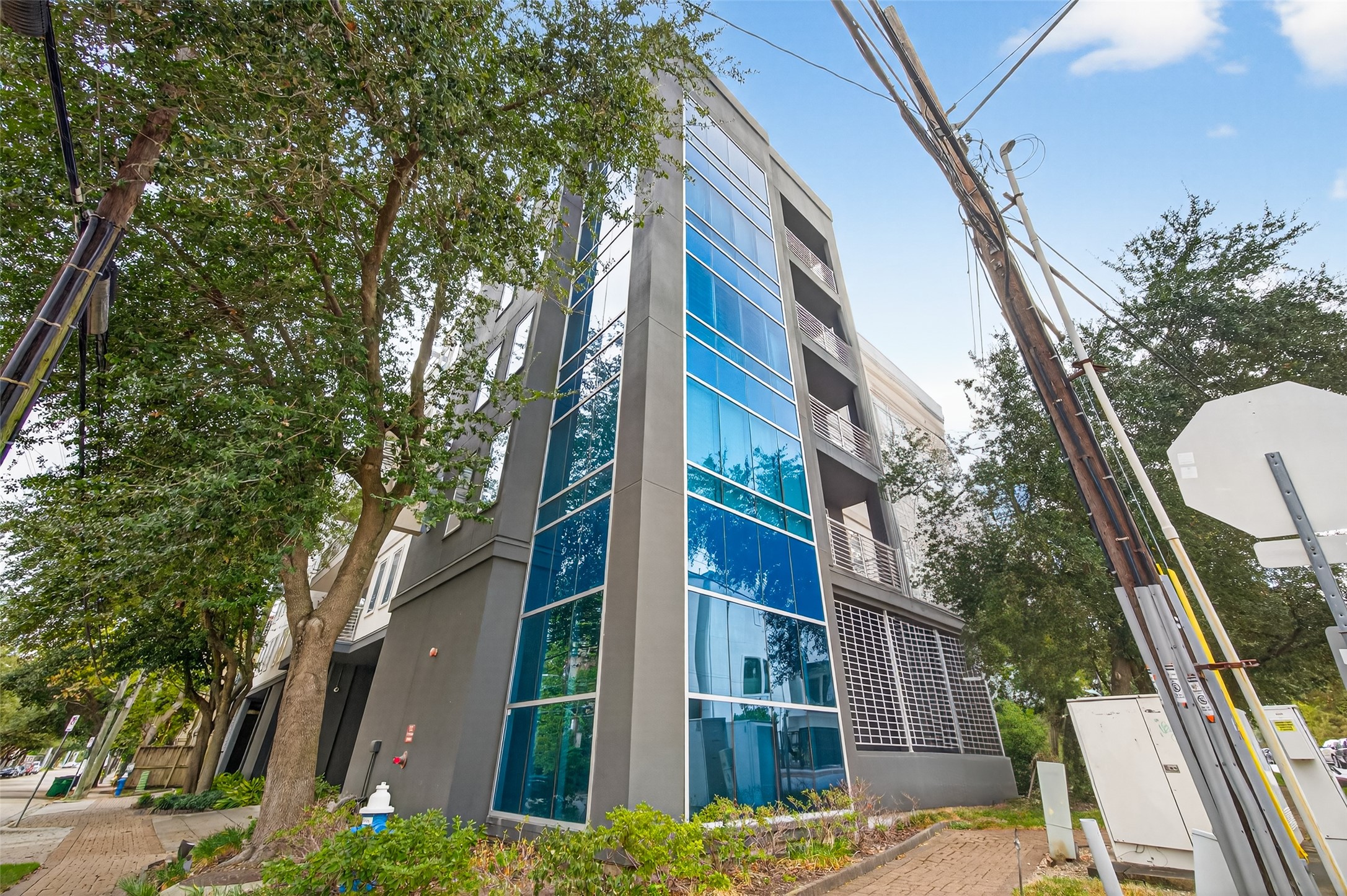505 Jackson Hill Street, Unit 404 Houston, TX 77007 - Photo 24 of 24 a view of a building from a balcony