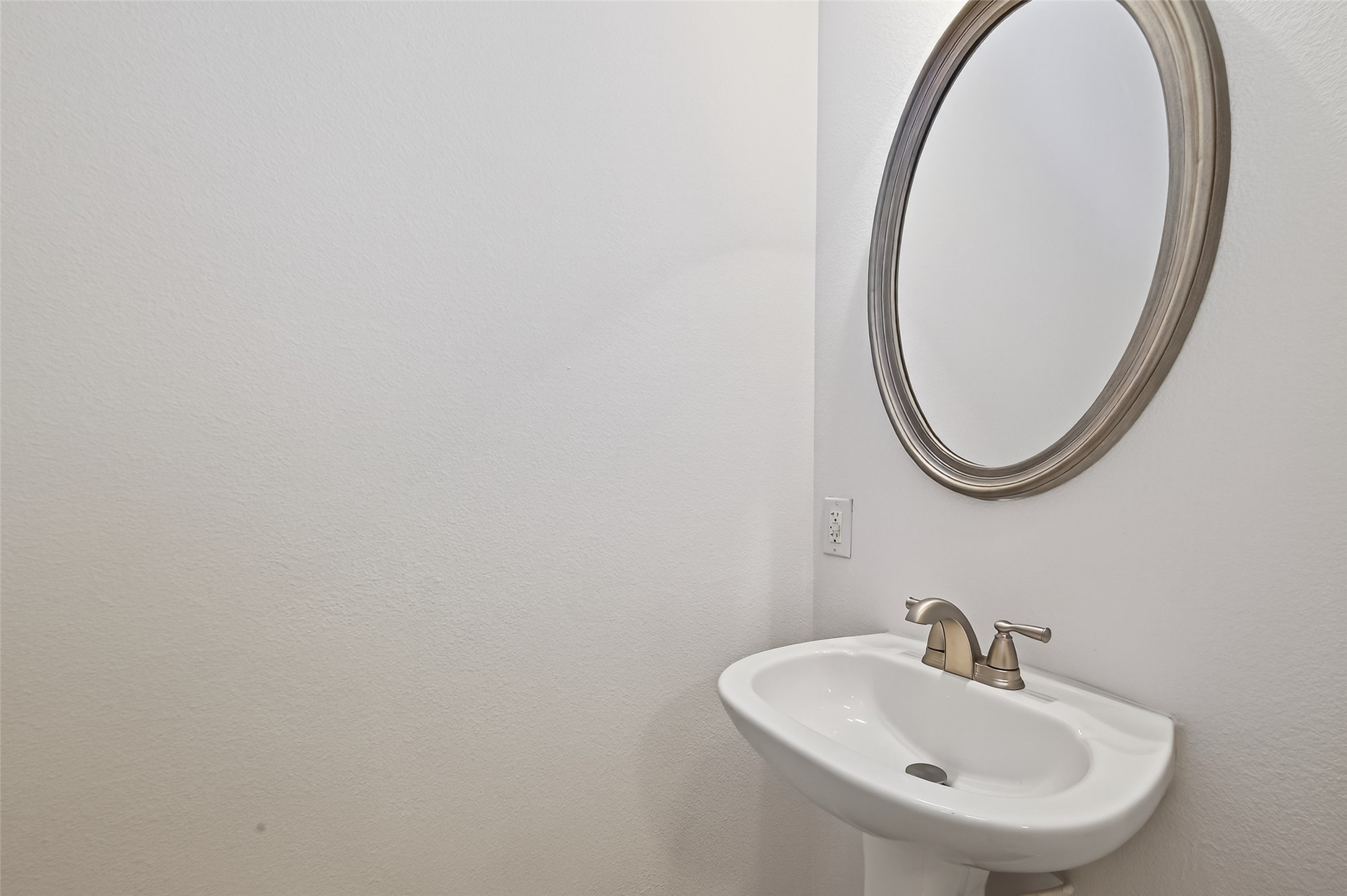505 Jackson Hill Street, Unit 404 Houston, TX 77007 - Photo 9 of 24 a bathroom with a sink and a mirror