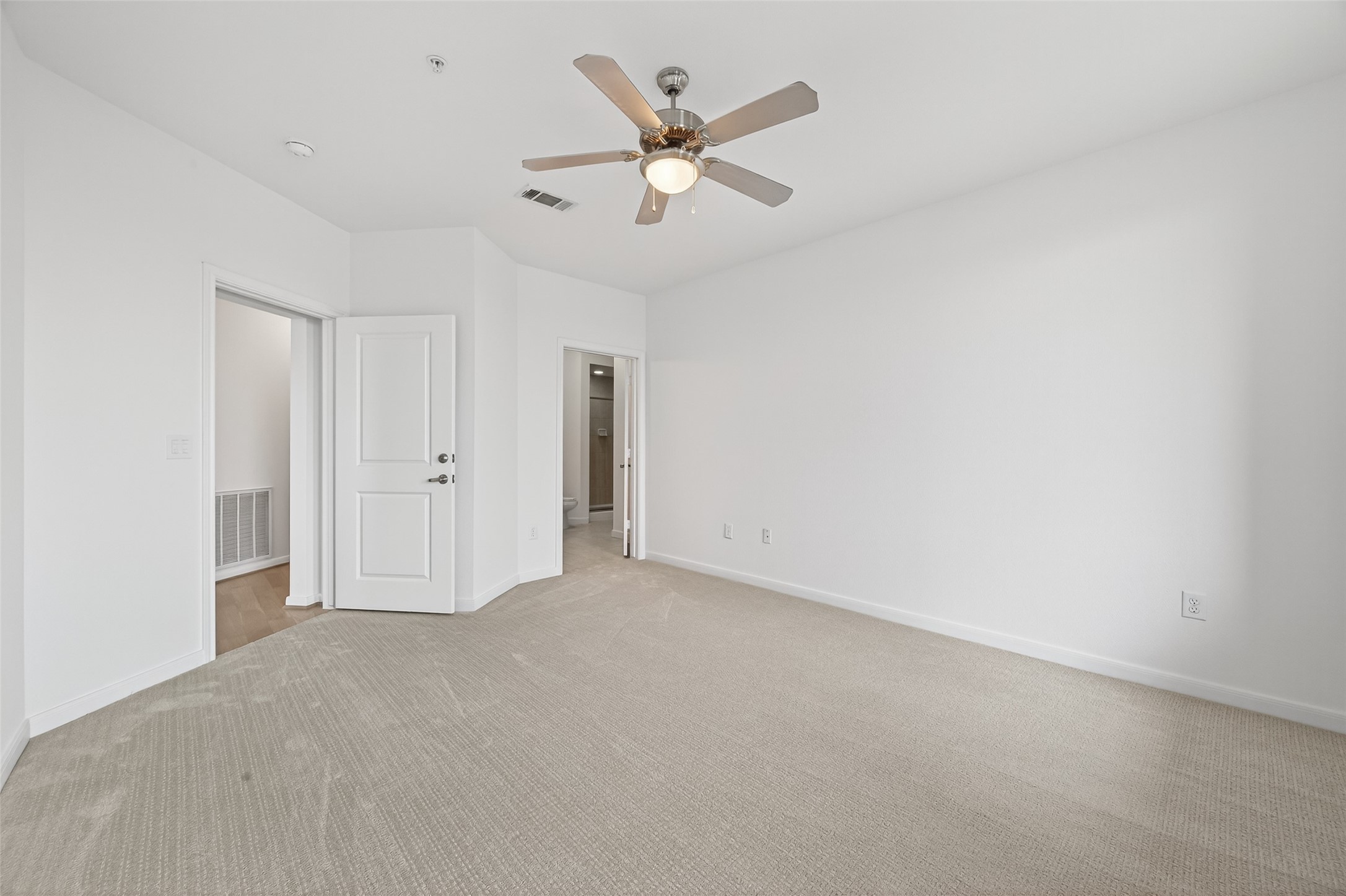 505 Jackson Hill Street, Unit 404 Houston, TX 77007 - Photo 10 of 24 a view of an empty room