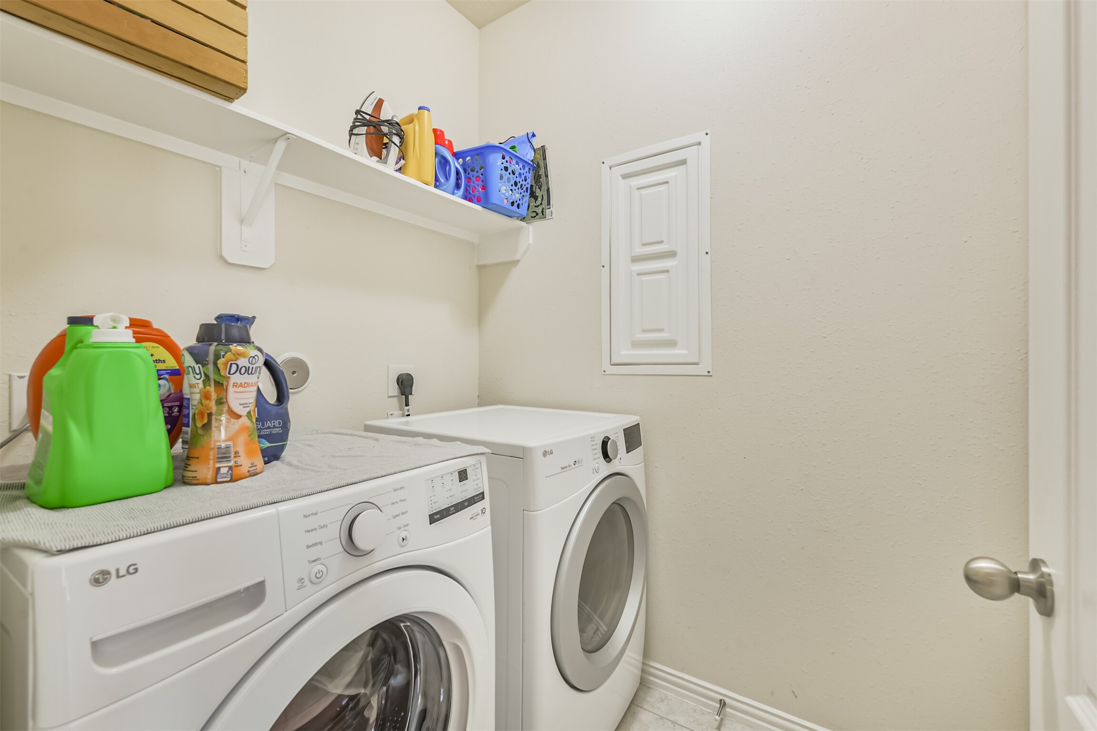 7527 Windsor Valley Lane Houston, TX 77049 - Photo 9 of 35 a utility room with dryer and washer