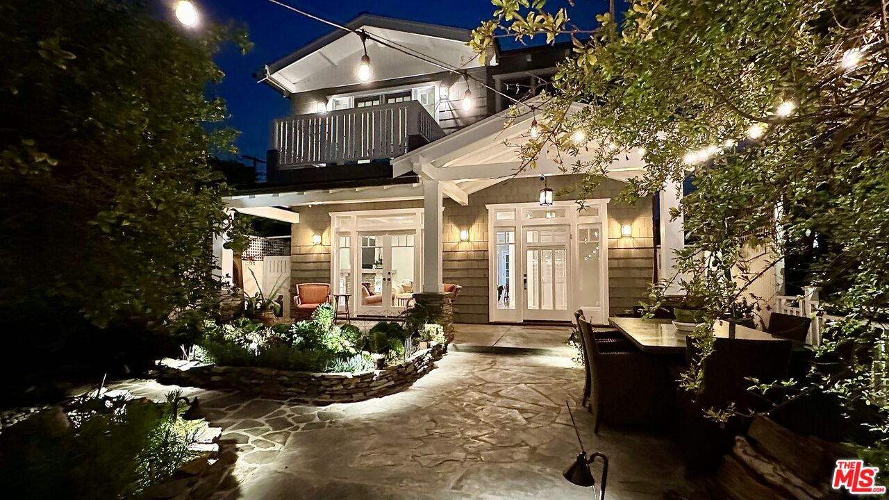 910 Marco Place Venice, CA 90291 - Photo 42 of 43 a front view of a house