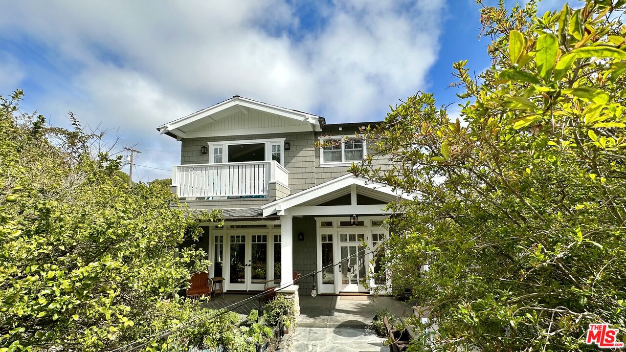 910 Marco Place Venice, CA 90291 - Photo 43 of 43 a front view of a house with a yard