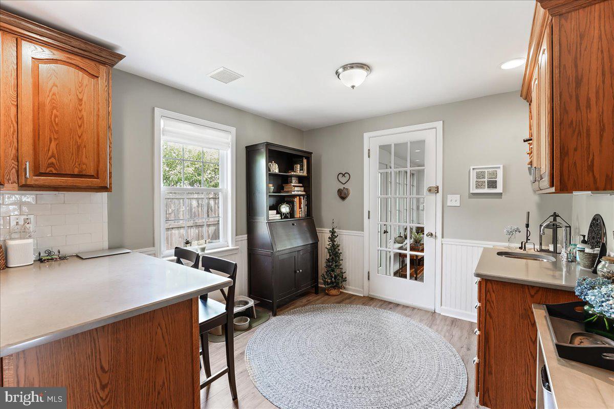 400 Southcroft Road Springfield, PA 19064 - Photo 15 of 44 a workspace with furniture and window