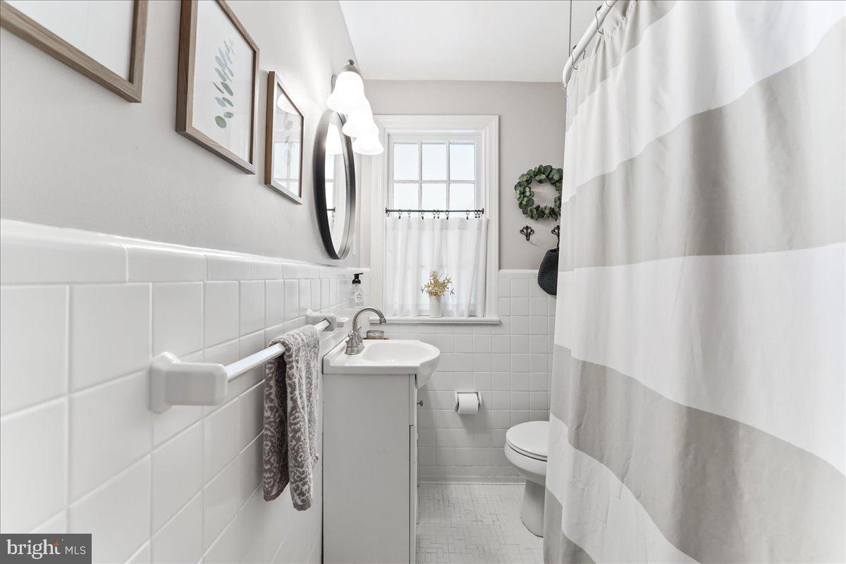 400 Southcroft Road Springfield, PA 19064 - Photo 19 of 44 a bathroom with a granite countertop sink toilet and shower