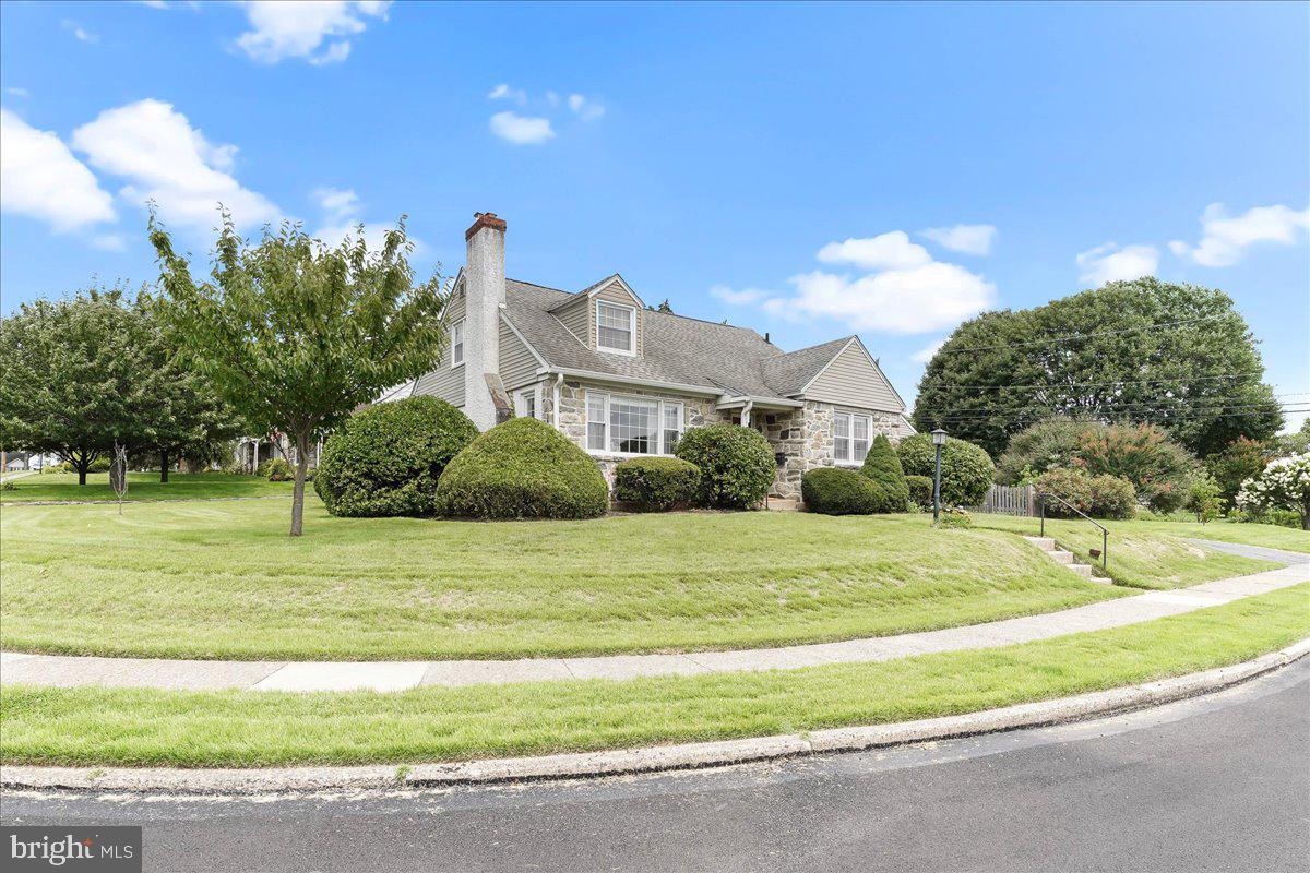 400 Southcroft Road Springfield, PA 19064 - Photo 2 of 44 a view of a basketball court