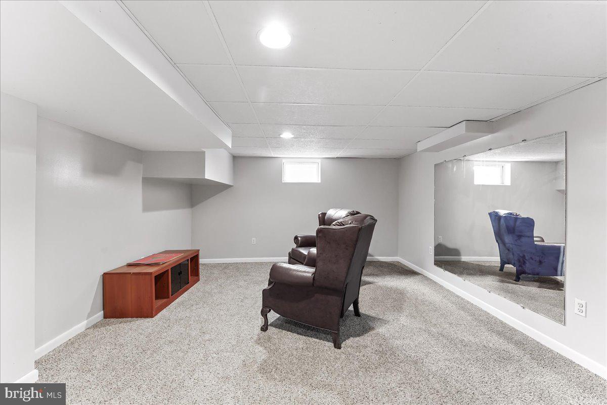 400 Southcroft Road Springfield, PA 19064 - Photo 32 of 44 a room with furniture and a chair