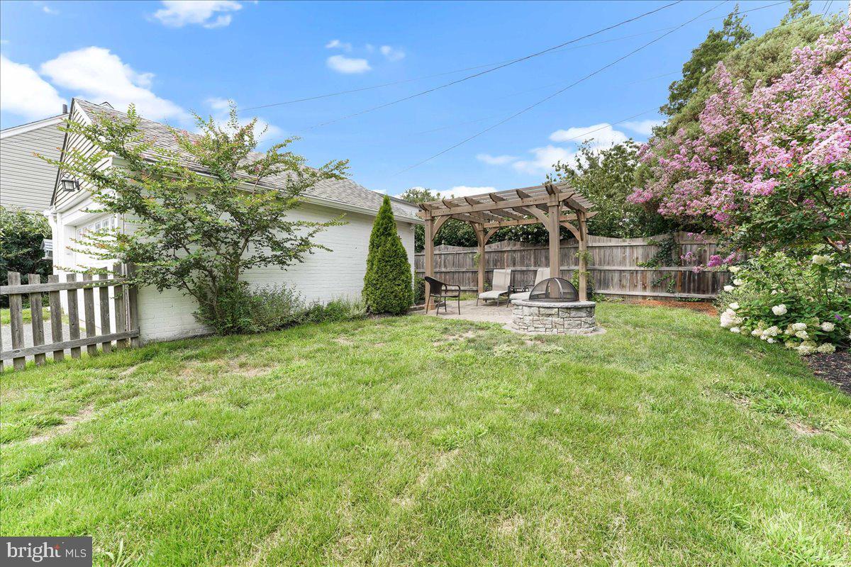 400 Southcroft Road Springfield, PA 19064 - Photo 35 of 44 a view of a backyard with a garden and plants