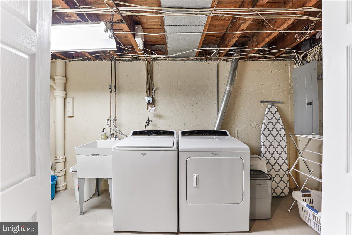 400 Southcroft Road Springfield, PA 19064 - Photo 39 of 44 a utility room with dryer and washer