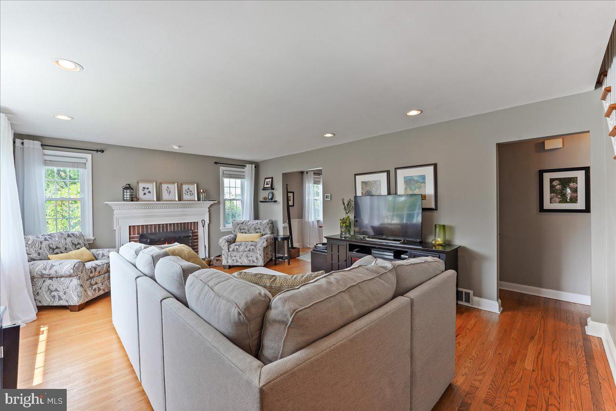 400 Southcroft Road Springfield, PA 19064 - Photo 4 of 44 a living room with furniture and a wooden floor