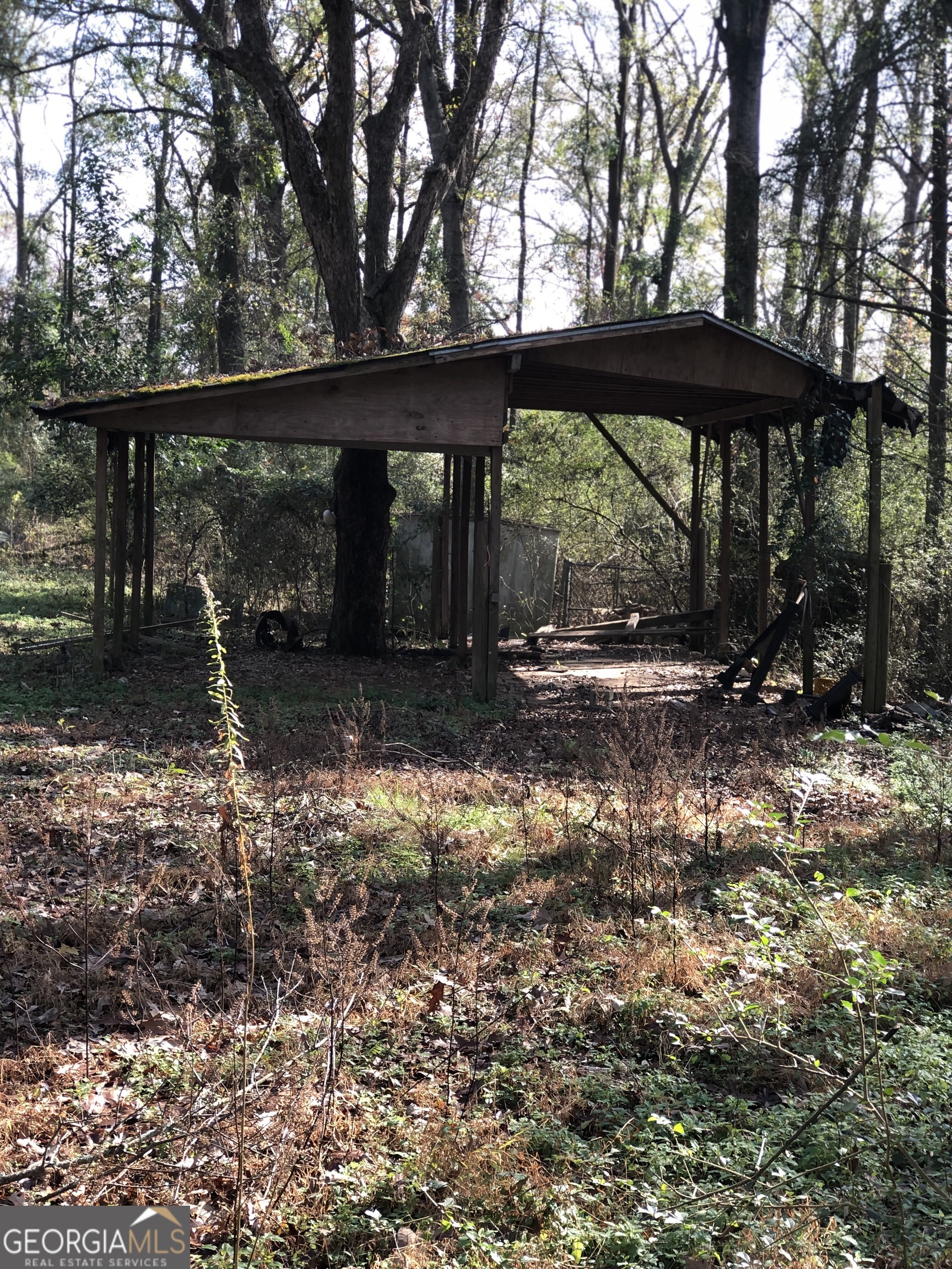 216 East Moores Crossing Road Thomaston, GA 30286 - Photo 4 of 6 a backyard of a house with barbeque oven table and chairs