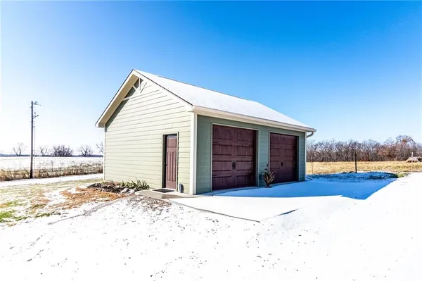 $570,000 | 1193 Southeast 23 Highway, Windsor, MO 65360