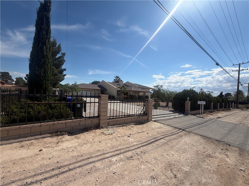 19609 Seneca Road Apple Valley, CA 92307 - Photo 8 of 37 a view of terrace with wooden fence