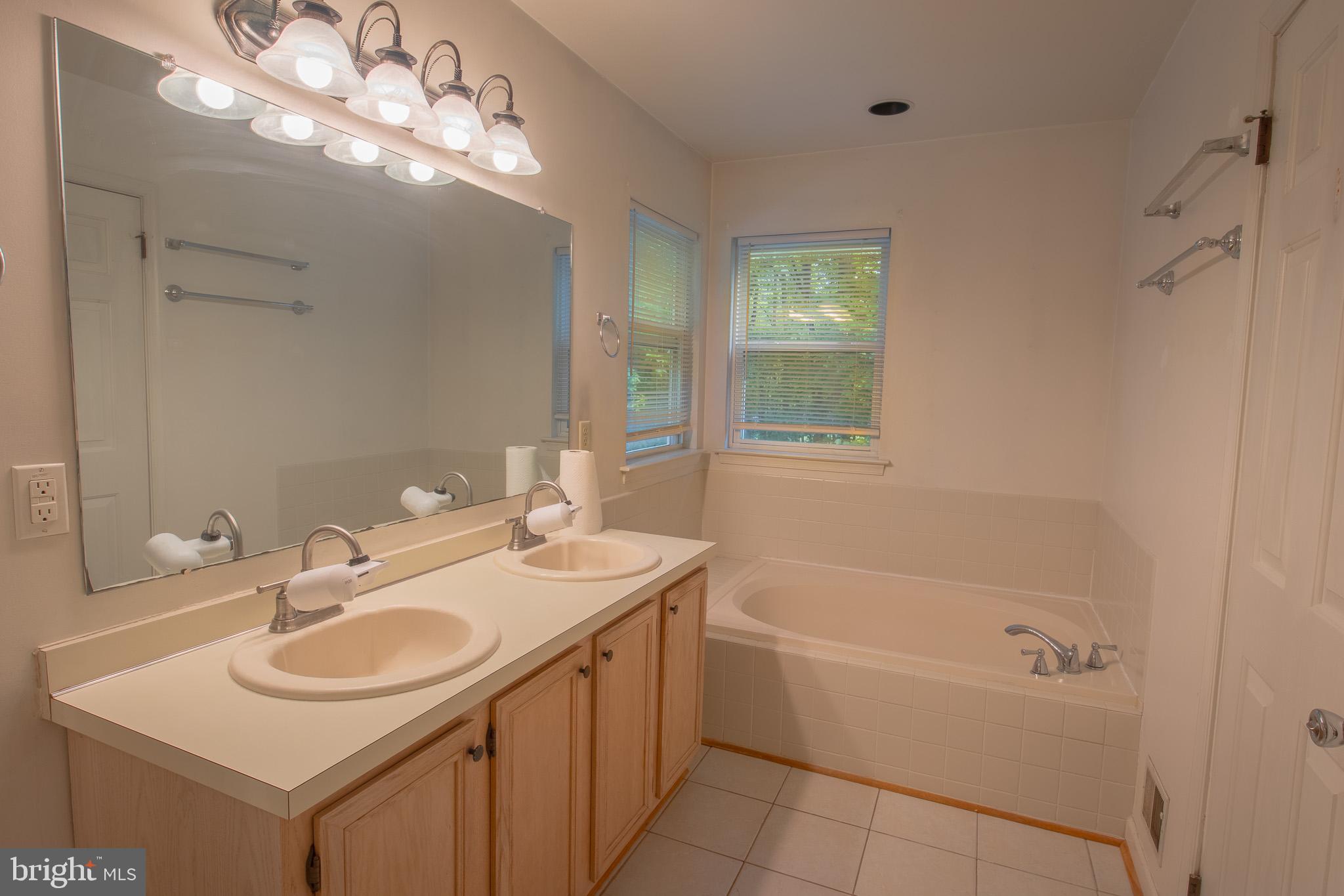 915 Rue Madora Bear, DE 19701 - Photo 19 of 28 Bathroom 1