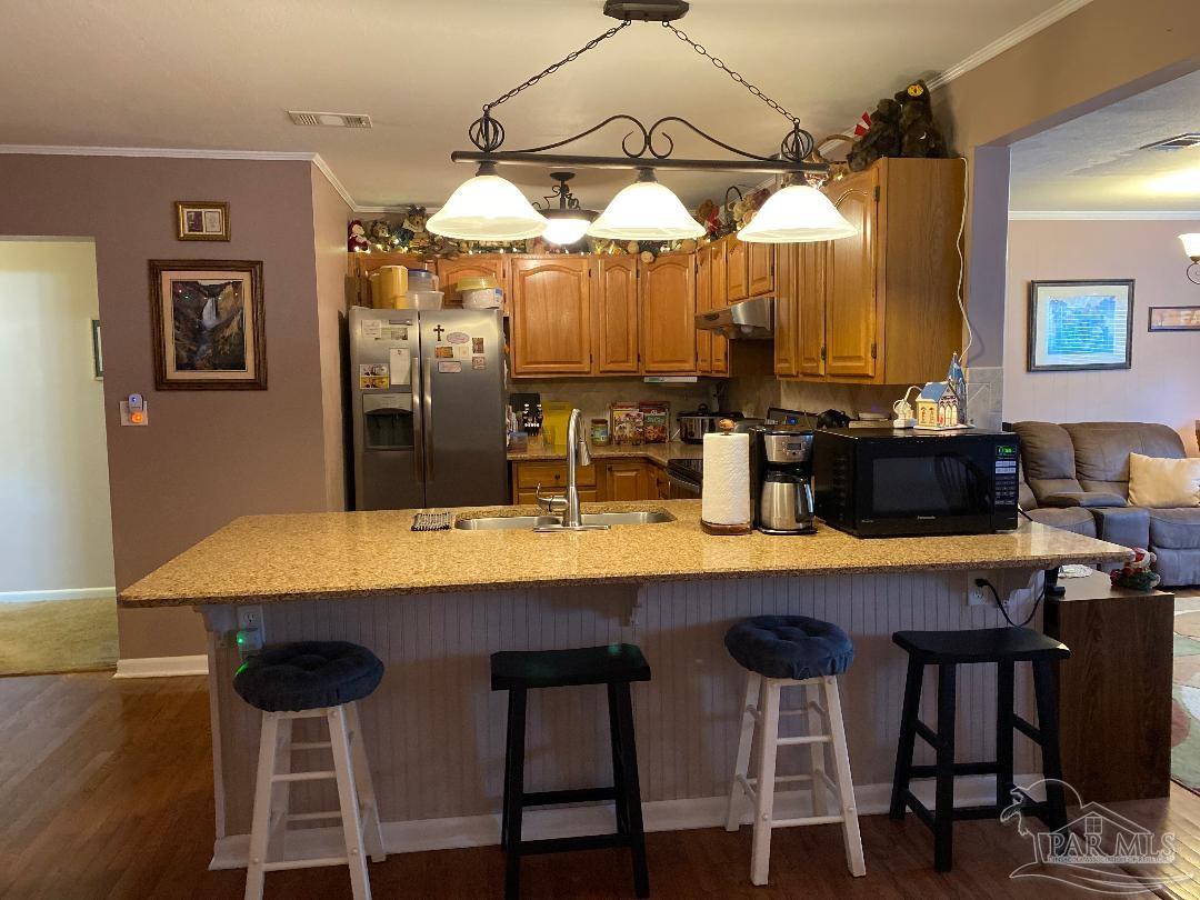 Kitchen and Breakfast bar