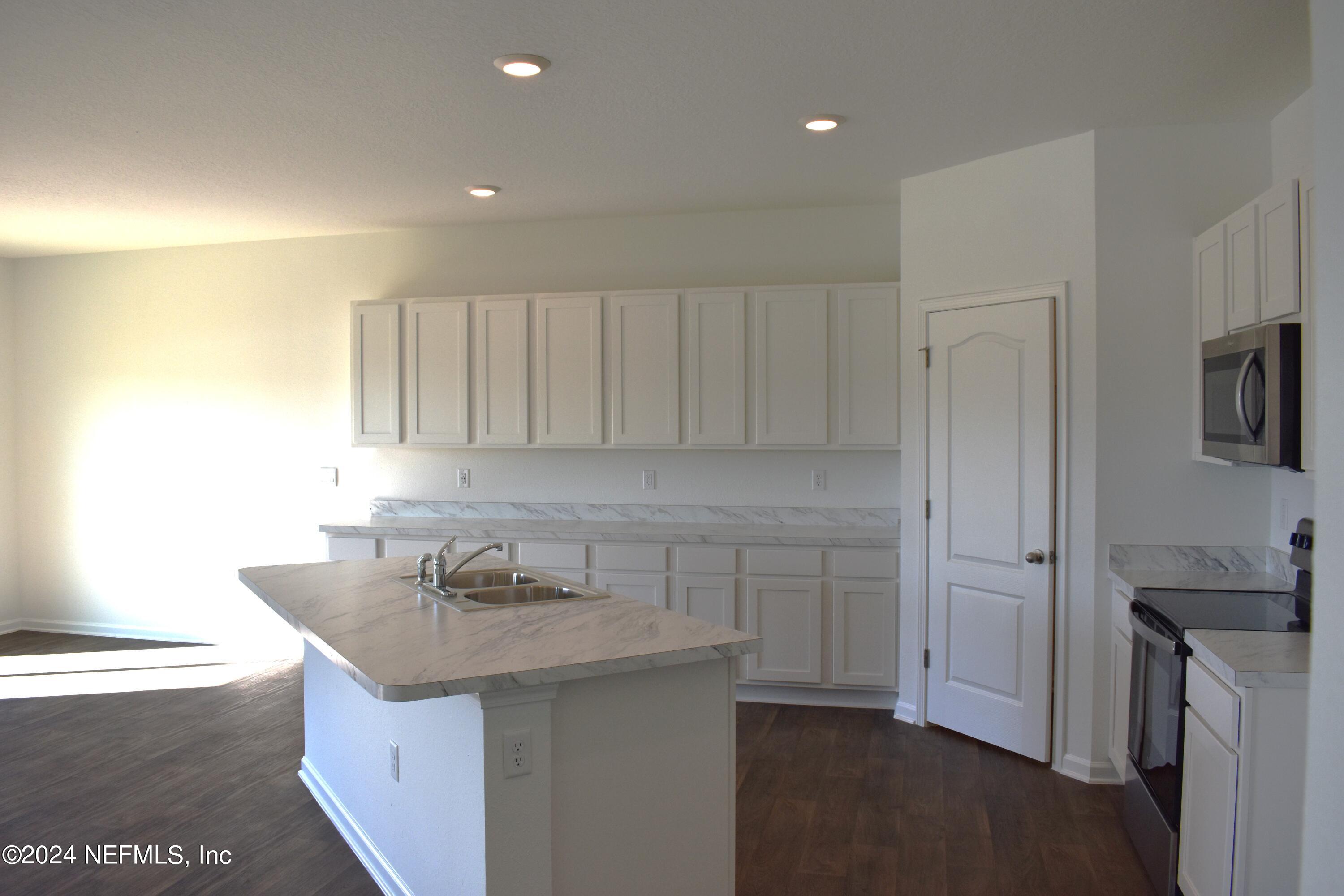12654 European Beech Road Jacksonville, FL 32218 - Photo 7 of 42 E ARB 5 Kitchen