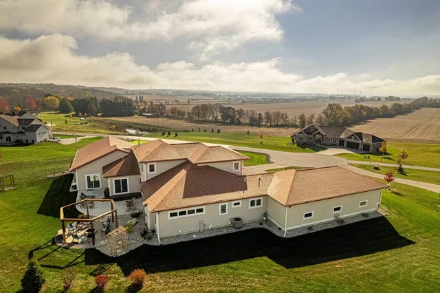 $2,000,000 | 7598 Driftless Rdg Way, Verona, WI 53593