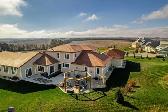 $2,000,000 | 7598 Driftless Rdg Way, Verona, WI 53593