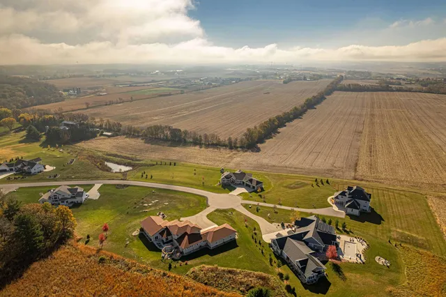 $2,000,000 | 7598 Driftless Rdg Way, Verona, WI 53593