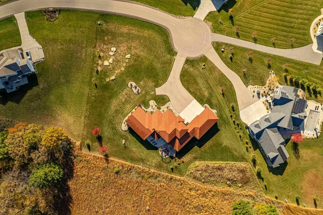 $2,000,000 | 7598 Driftless Rdg Way, Verona, WI 53593